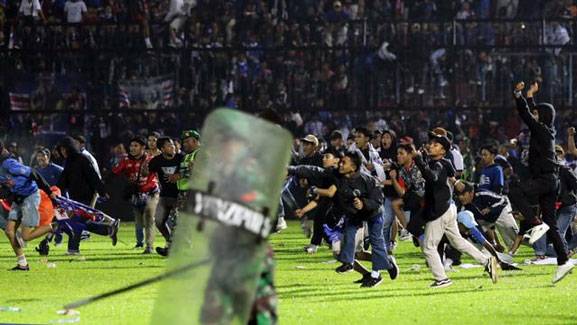 129 Orang Tewas di Stadion Kanjuruhan Malang, Sepakbola Menjadi Tragedi