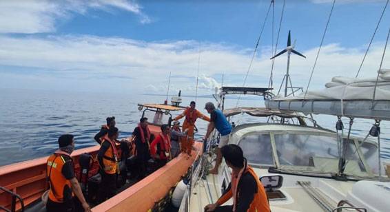 Stasiun Bakamla Kupang Evakuasi Yacht New Zealand Alami Kebocoran