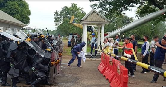 Bantu Pulihkan Ketertiban, Lanud Suryadarma Gelar Latihan PHH