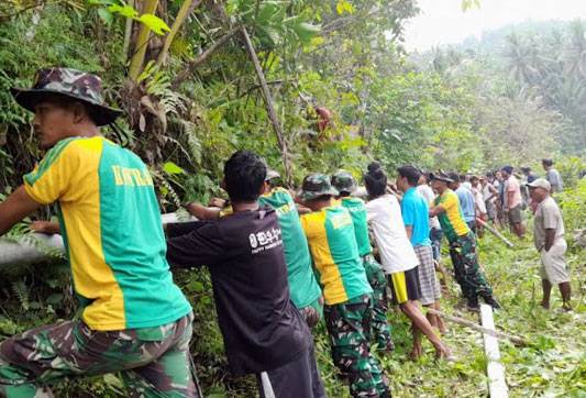 Atasi Kesulitan Air Bersih, Satgas Yonarmed 1 Kostrad Bantu Warga Perbaiki Pipa Saluran Air