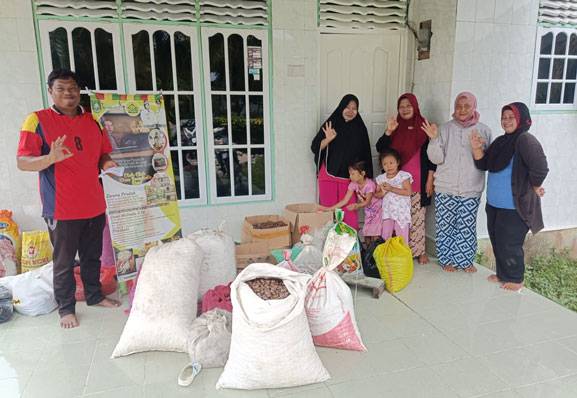 Luar Biasa, Dua Pekan Dewi Kumpulkan 1 Ton Biji Getah