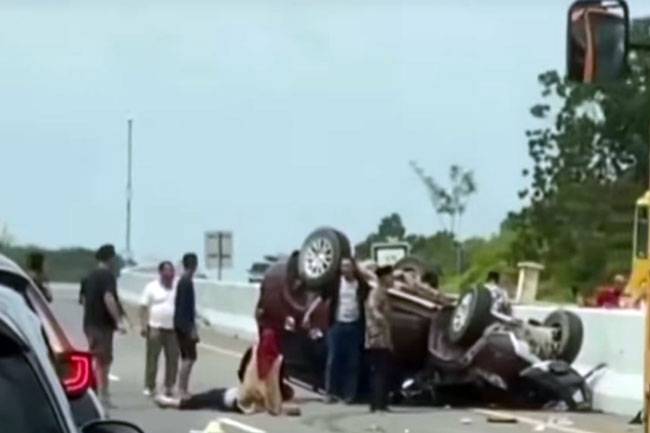 Pecah Ban di Tol Permai, Empat Penumpang Pajero Terluka