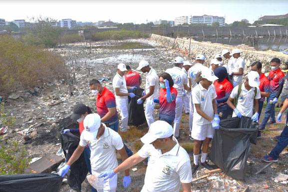 Bakamla RI Bersama Indian Coast Guard Ship (ICGS) Bersihkan Pantai Marunda