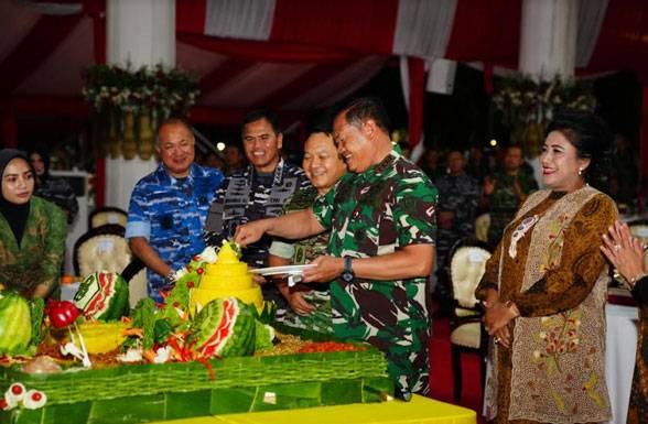 Ribuan TNI Berbaur dengan Masyarakat Nikmati Panggung Hiburan di Monas