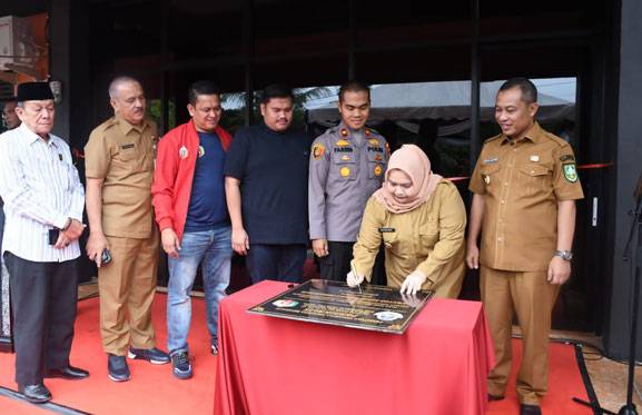 Resmikan Sekretariat Persikalis, Bupati Kasmarni Minta Pengurus Bangkitkan Kejayaan Sepakbola Bengkalis