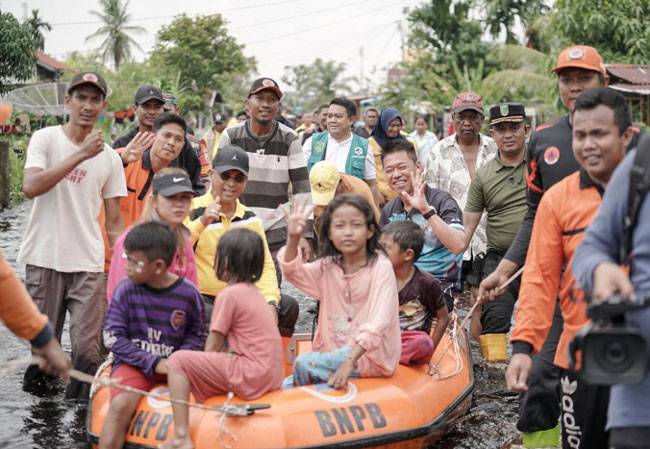 Epi Sintong Kunjungi Warga Terdampak Banjir di Bagansiapiapi
