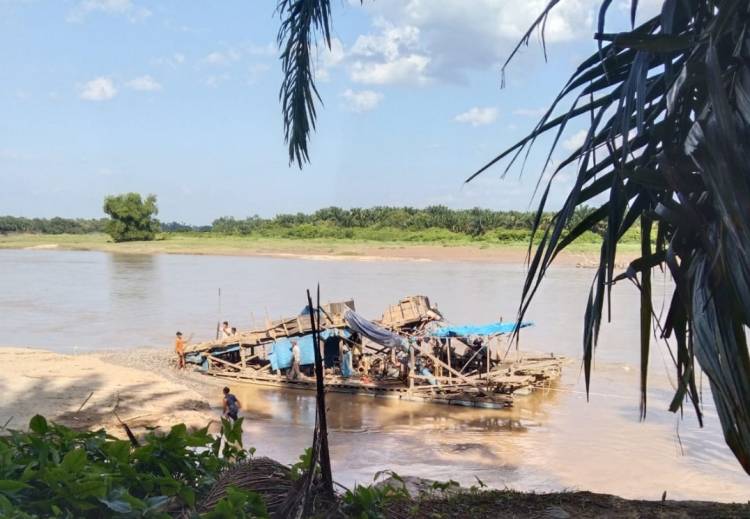 Rakit PETI Berjejer di Sepanjang Sungai Kuantan Desa Pulau Komang Sentajo, APH Diminta Tertibkan