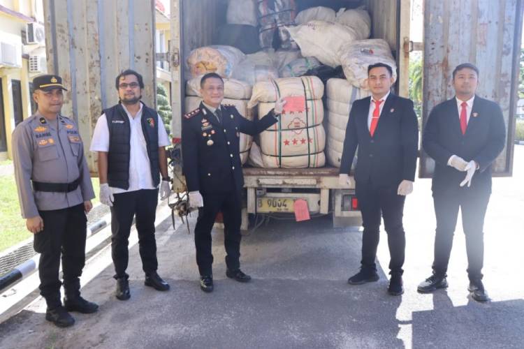 Polres Rohil Sita 117 Bal Pakaian Bekas Asal Malaysia, 3 Tersangka Diamankan