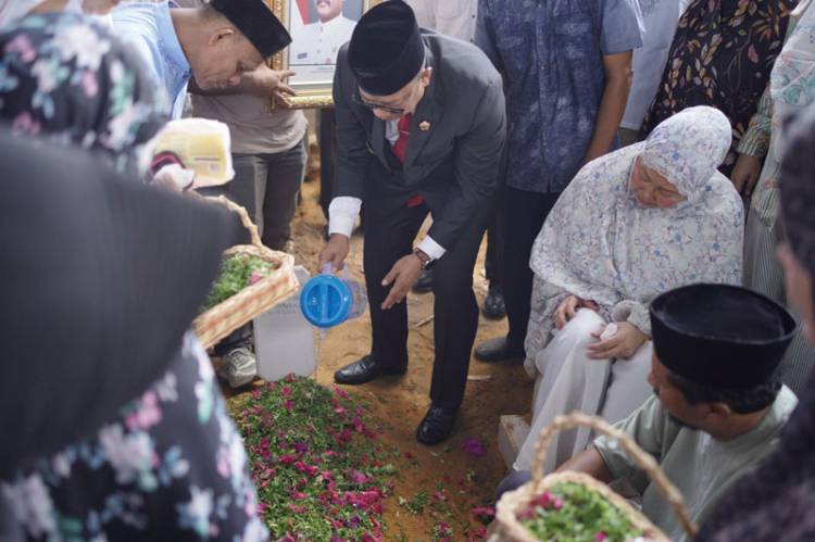 Almarhum Raja Yoserizal Zen DImakamkan di TPU Kampung Gobah