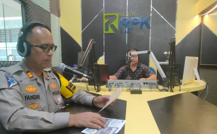 Melalui Saluran Radio RPK, Kasatlantas Polres Siak Sosialisasi Keselamatan Lalu Lintas Menjelang Pemilu