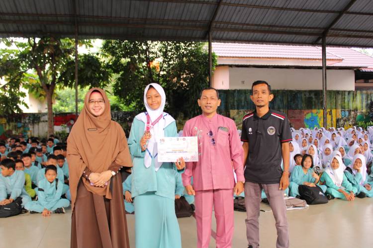 UPT SMPN 1 Bangkinang Kota Beri Hadiah untuk Siswa Peraih Medali di Kejuaraan Taekwondo Kejurprov 2024