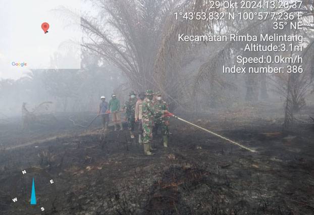 Lima Anggota Koramil 0321-05/RM Lakukan Pendinginan Karhutla di Desa Karya Mukti Rimbamelintang