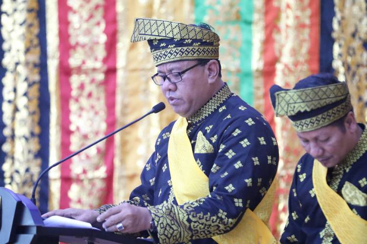 Bupati dan Wakil Bupati Kuansing Terima Gelar oleh LAMR Kuansing