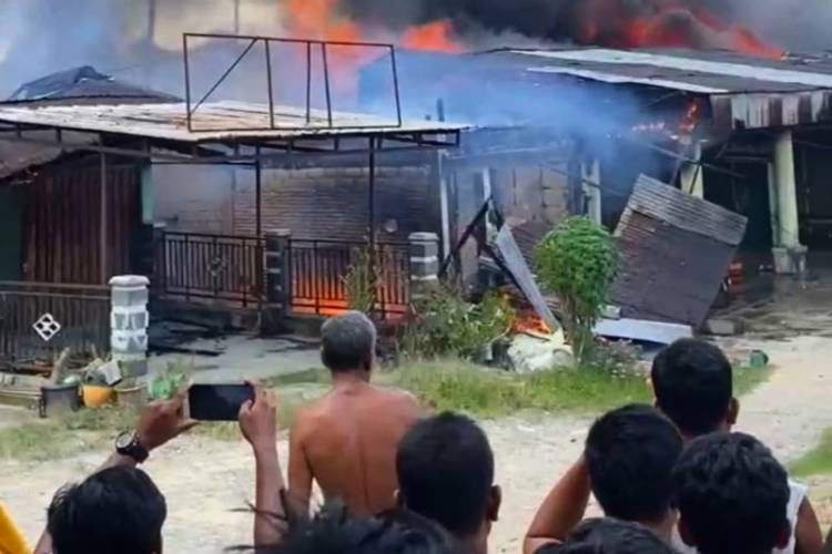 11 Ruko di Pasar Kuok Kampar Hangus Diamuk Si Jago Merah