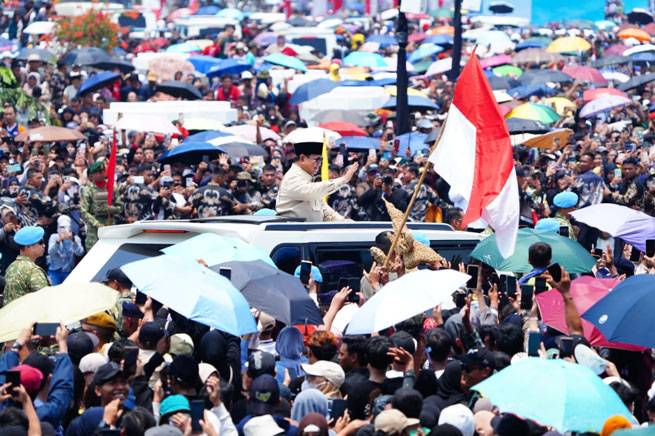 Rakyat Padati Jalan Kebesaran, Iringi Presiden Prabowo Menuju Upacara HUT ke-80 TNI