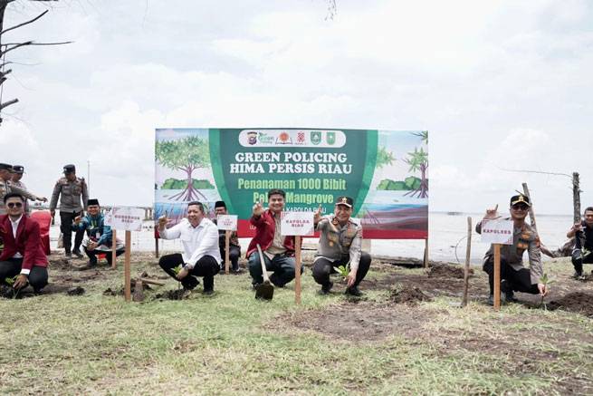 Kapolda Riau dan Himpunan Mahasiswa Persis Tanam Mangrove di Bengkalis