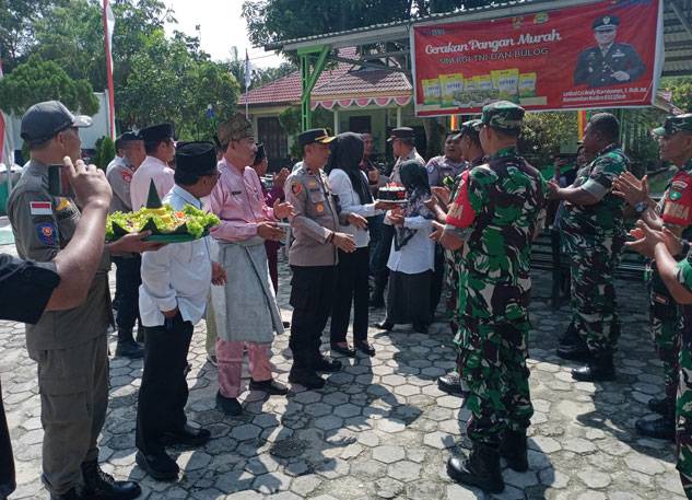 Kapolsek Kandis Bersama Upika Beri Kejutan ke Koramil di Momen HUT TNI ke-80