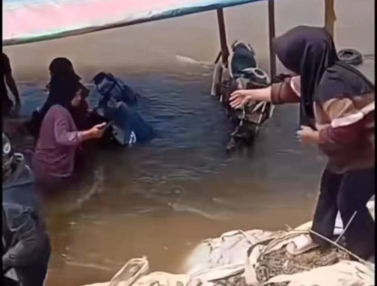 Muatan Berlebih, Rakit Penyeberangan di Sungai Rokan Ujung Batu Tenggelam