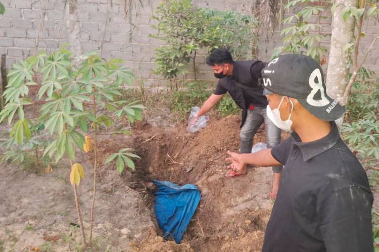 Warga Siak Temukan Mayat Pria Tanpa Busana Terkubur di Kebun