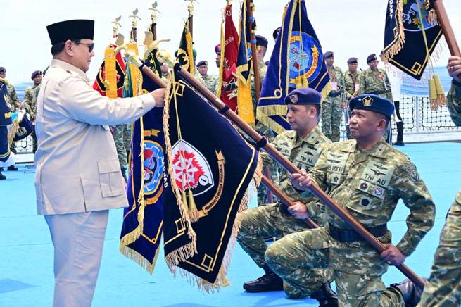 Panglima TNI Dampingi Presiden RI pada Presidential Inspection HUT ke-80 TNI di Teluk Jakarta
