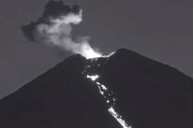 Gunung Semeru Erupsi, Luncurkan Lava Pijar Sejauh 2.500 Meter