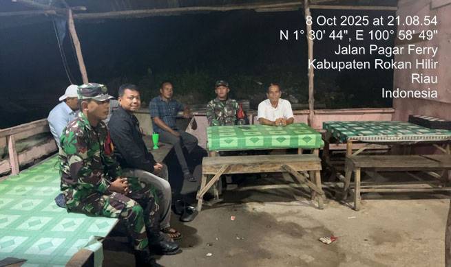 Dua Anggota Koramil 02/ TP dan Bhabinkamtibmas Patroli Siskamling di Wilayah Sintong