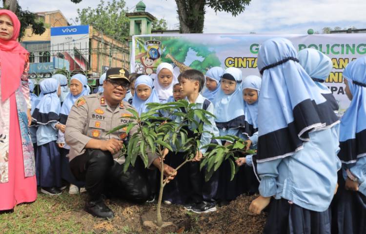 Gerakan Cinta Lingkungan, Kapolres Kampar Kenalkan Green Policing kepada Anak Usia Dini