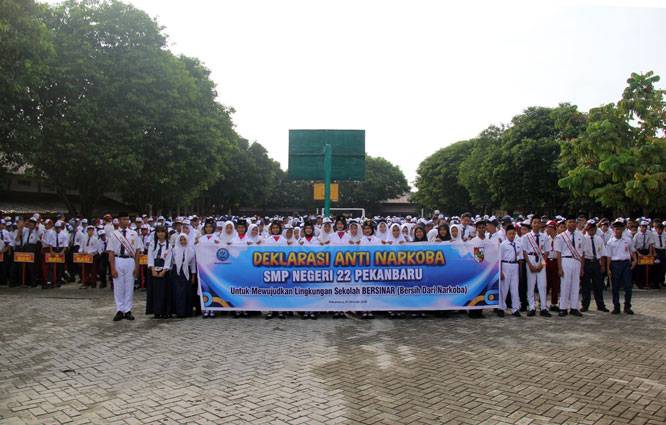 Bersama BNNK, Ratusan Siswa SMPN 22 Pekanbaru Deklarasi Anti Narkoba