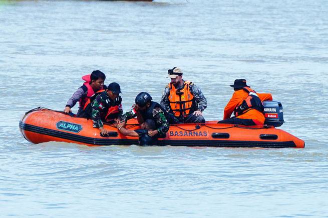 Latgab TNI, ADF, dan Basarnas Evakuasi Warga Nyaris Tenggelam di Laut Selatan Jawa