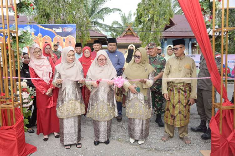 Promosikan Produk UMKM Kearifan Lokal, Ketua TP-PKK Bengkalis Resmikan Stand Bazar Siak Kecil