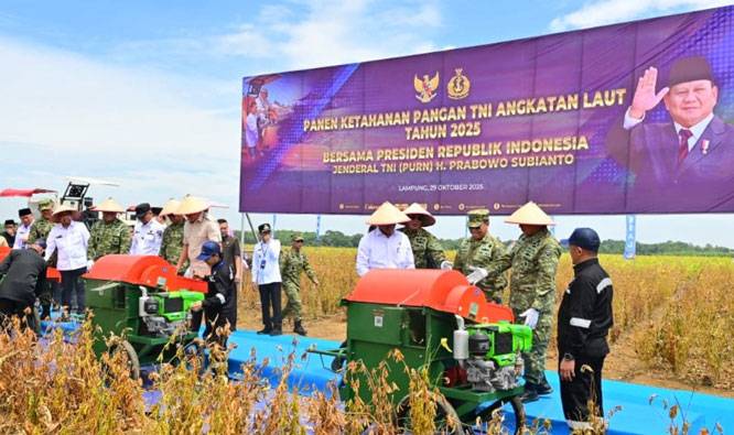 Panglima TNI Dampingi Menhan RI Tinjau Panen Kedelai Garuda Merah Putih di Lampung Utara