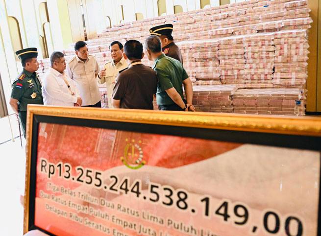 Panglima TNI Dampingi Presiden RI Saksikan Penyerahan Uang Sitaan Hasil Korupsi Rp13,25 T di Kejagung
