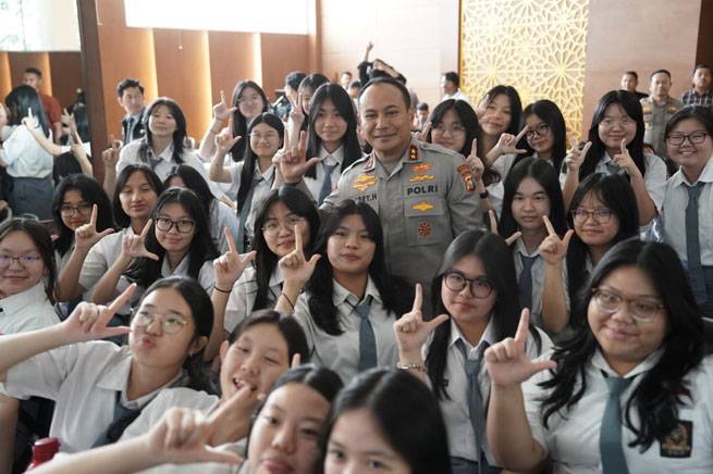 Seminar Green Policing di SMA Darma Yudha, Kapolda Riau Sampaikan Peran Generasi Muda untuk Lingkungan