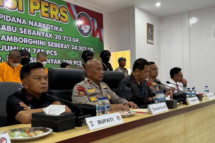 Peredaran 30 Kilogram Sabu dan Ribuan Liquid psikotropika dari Malaysia Digagalkan