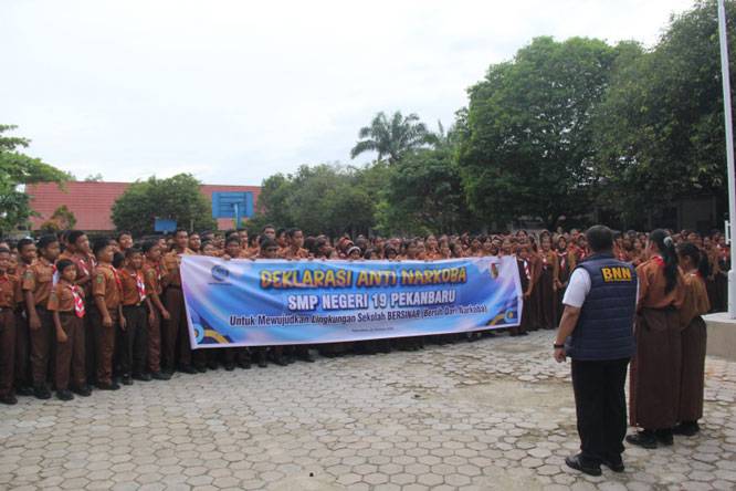 Kepala BNNK Sosialisasi di SMPN 19 Pekanbaru, Ratusan Siswa Deklarasi Anti Narkoba