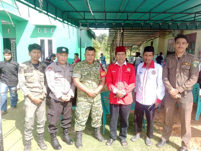 Dua Babinsa Koramil 0321-05/RM Lakukan Monitoring Pengamanan Pilkades Desa Lenggadai Hulu Rimba Melintang