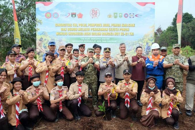 TNI-Polri Bersama Buruh Tanam 20 Ribu Pohon di Siak, Kabaharkam Tekankan Polisi Bersama Masyarakat