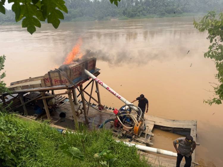 Polsek Cerenti Musnahkan Rakit PETI di Sungai Kuantan