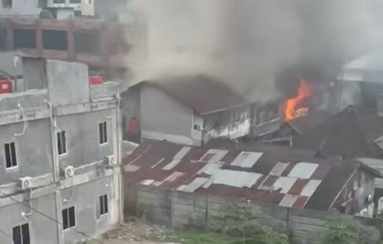 Kebakaran Hanguskan 12 Rumah di Jalan Nilam Pekanbaru