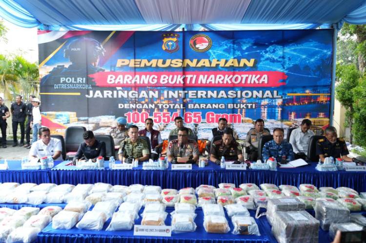 Kapolda Riau Pimpin Pemusnahan 100,5 Kilogram Sabu Hasil Operasi Sarang Narkoba Jaringan Internasional