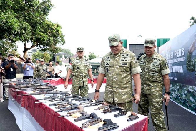 Masyarakat Serahkan 75 Pucuk Senjata, TNI Kedepankan Pendekatan Humanis