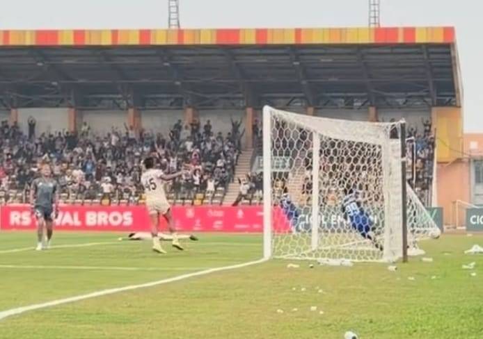 PSPS Bungkam Persiku 4-1