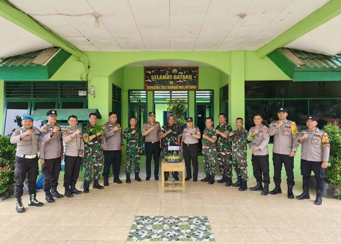 Kapolsek Bangko Pusako dan Rimba Melintang Beri Kejutan Kue Tumpeng dan Bibit Pohon di Koramil 05/RM