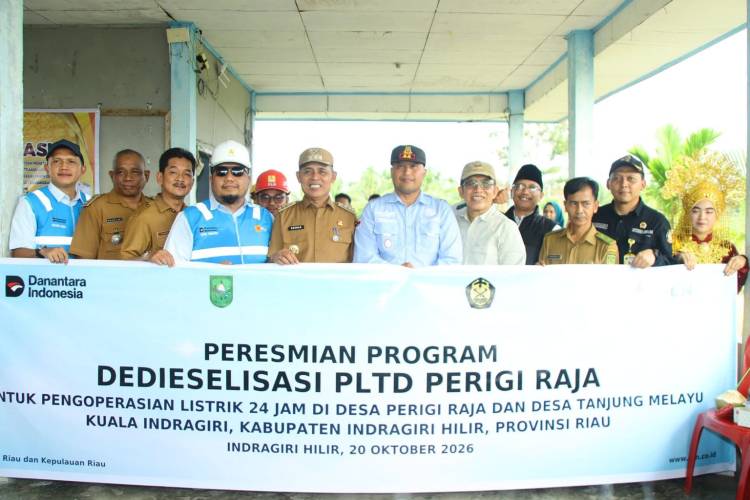 Bupati Inhil Resmikan PLTD Perigi Raja, Serahkan SHM untuk Warga Transmigran