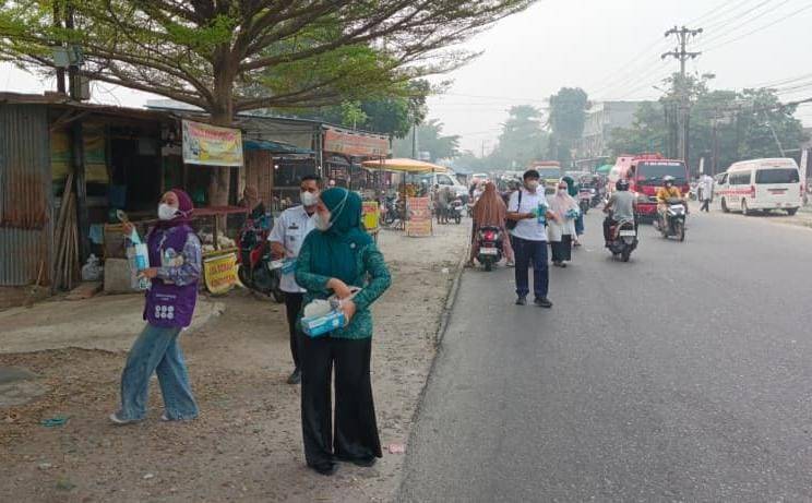 Lintas Sektor di Tenayan Raya Bagikan Ribuan Masker