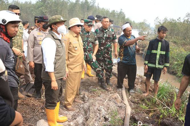 Danlanud Sjamsudin Noor Dampingi Menhut RI Tinjau Hutan Lindung Liang Anggang