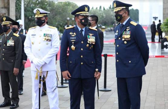 Panglima TNI Dampingi Presiden RI Pada Upacara Peringatan Hari Pahlawan di TMPNU Kalibata