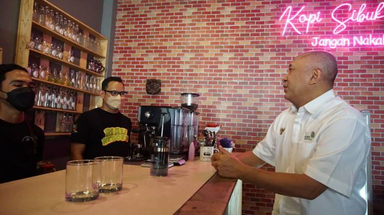 Kunjungan Kerja di Pekanbaru, Menteri Kop-UKM Teten Masduki Sambangi Gerai Kopi Sibuk