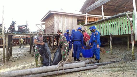 Peringati HUT ke-71, Polairud Polres Meranti Lakukan Pembersihan Pantai dan Edukasi Prokes