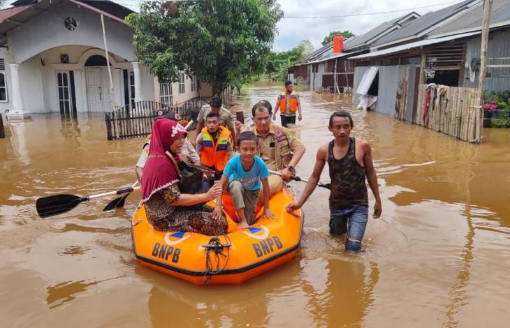 Tinjau Banjir di Inhil, Gubernur Riau Serahkan Bantuan 10 Ton Beras